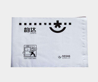 塑料快遞袋使用較多的是用聚乙烯材料做成，具有成本低，使用方便，防水性能好的特點(diǎn)。多用于運(yùn)送文件、單據(jù)、資料、貨物等所包裝用的袋子。又稱為速遞袋、郵寄袋、快遞打包袋。體輕，富有彈性，有良好的抗沖擊性，無毒、無味、防潮、耐腐蝕，環(huán)保性較強(qiáng)，并且回收力度較大。