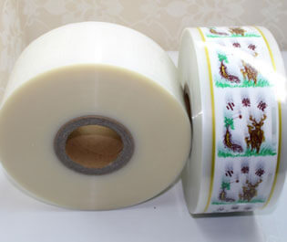 "食品復(fù)合膜是由PE等薄膜材料符合而成， 廣泛適用于包裝、食品、藥品等產(chǎn)品，具有環(huán)保、無臭無異味、熱封性能好、阻隔性好、遮光性強(qiáng)、耐油、強(qiáng)度高等特點(diǎn)。"