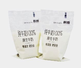 牛奶包裝袋是由三層或兩層共擠吹膜機(jī)生產(chǎn)而成。 成品膜印刷效果好，保香阻氧，安全衛(wèi)生，低碳環(huán)保，耐擠壓刺穿性強(qiáng)。