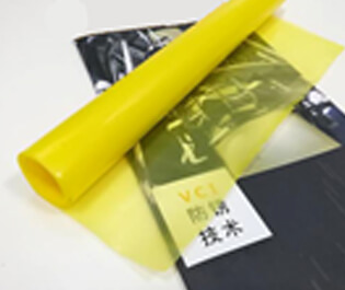 本公司采用三層共擠吹膜機，由內(nèi)層模體、中層模體、外層膜體組成，分別將三層共擠的膜體配方進(jìn)行配比，配三種不同屬性的合金擠出機，配套合適的高精度模具和德系風(fēng)環(huán)，均勻混合擠出，一次性吹制的薄膜。本公司設(shè)備吹制的防銹膜在不破損的情況下，使用壽命長，防銹能力強，成本低等特點。